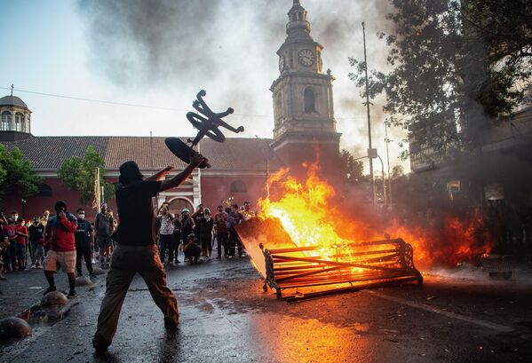 Столкновения протестующих с полицией в Международный день борьбы за ликвидацию насилия в отношении женщин в Сантьяго