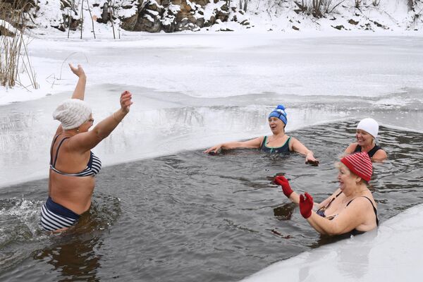 Члены клуба закаливания во время открытия сезона зимнего купания на озере Блюдце в Новосибирске