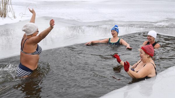 Члены клуба закаливания во время открытия сезона зимнего купания на озере Блюдце в Новосибирске