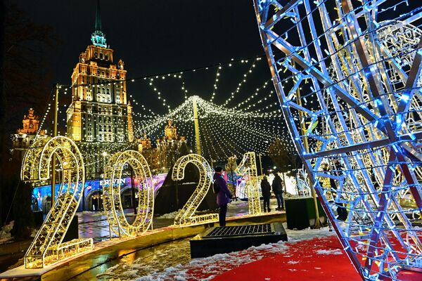 Новогодняя иллюминация на набережной Тараса Шевченко в Москве. На втором плане  здание гостиницы Украина