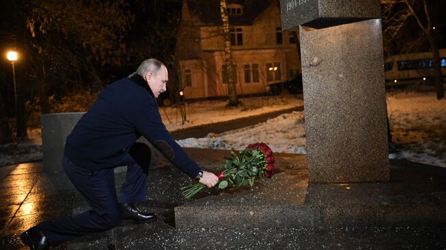 Президент РФ Владимир Путин во время возложения цветов к памятнику первому научному руководителю РФЯЦ-ВНИИЭФ Ю.Б. Харитону в Сарове