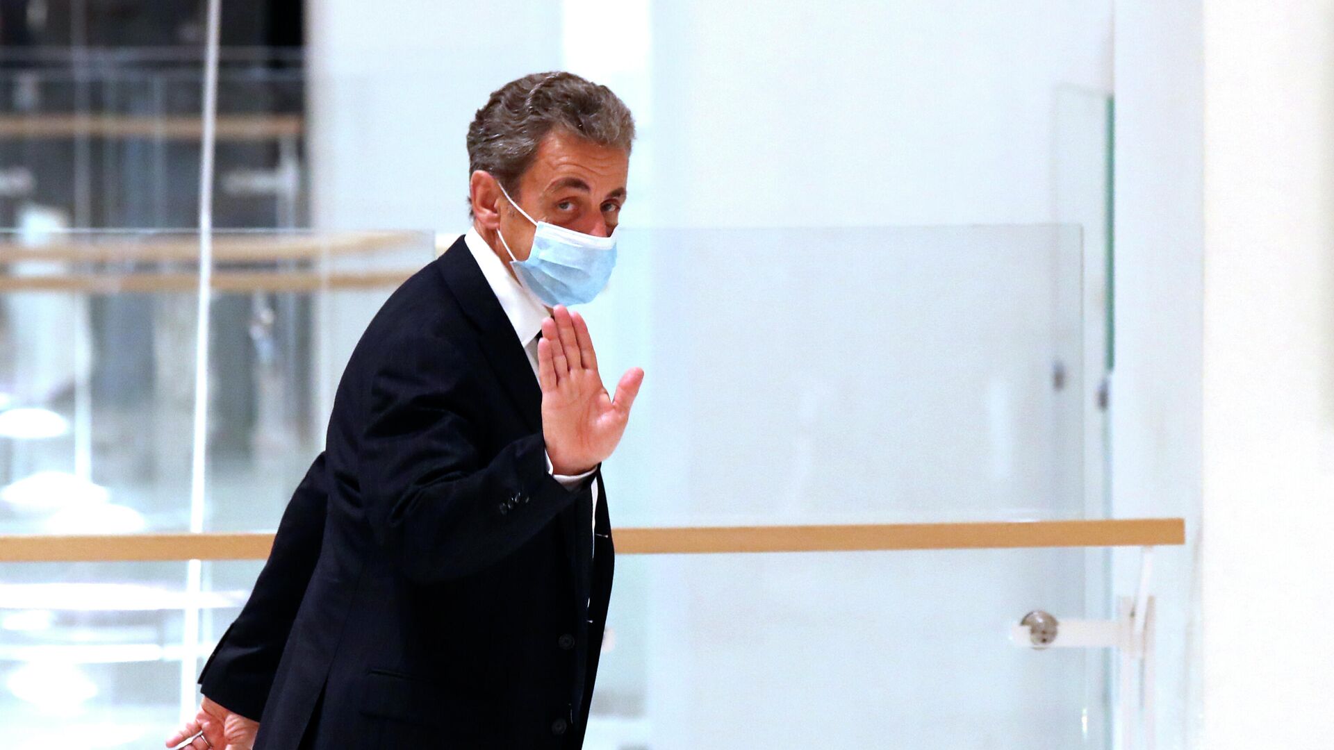 Бывший президент Франции Николя Саркози в здании суда - РИА Новости, 1920, 07.12.2020