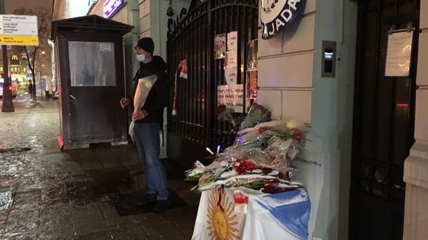 Цветы у посольства Аргентины в Москве в память о футболисте Диего Армандо Марадоне