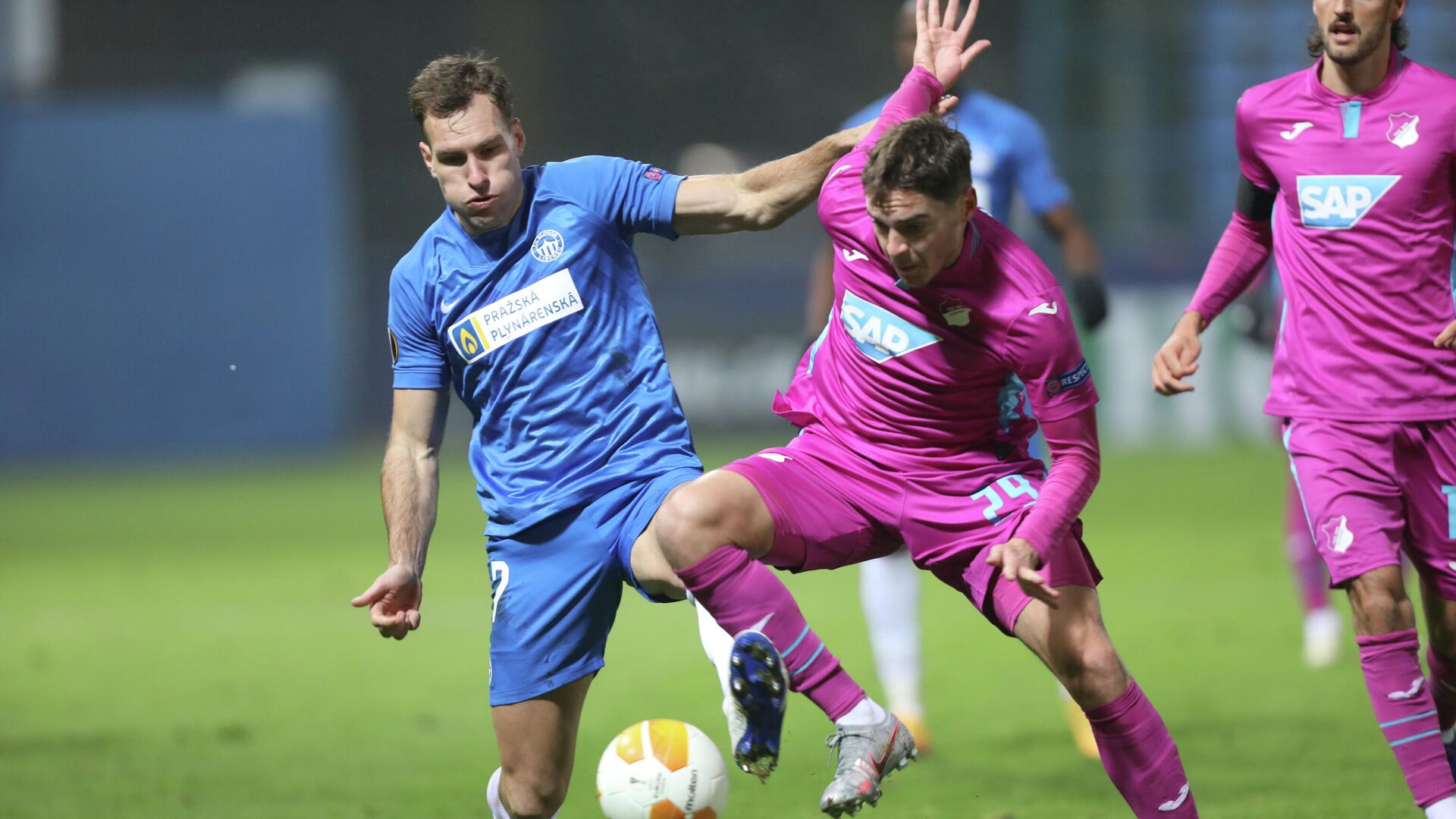 Slovan Liberec's Czech forward Michal Rabusic (L) and Hoffenheim's Danish defender Robert Skov vie for the ball during the UEFA Europa League Group L football match FC Slovan Liberec v TSG 1899 Hoffenheim in Liberec, Czech Republic, on November 26, 2020. (Photo by Radek Mica / AFP) - РИА Новости, 1920, 26.11.2020