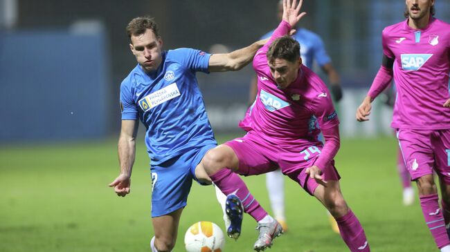 Slovan Liberec's Czech forward Michal Rabusic (L) and Hoffenheim's Danish defender Robert Skov vie for the ball during the UEFA Europa League Group L football match FC Slovan Liberec v TSG 1899 Hoffenheim in Liberec, Czech Republic, on November 26, 2020. (Photo by Radek Mica / AFP)