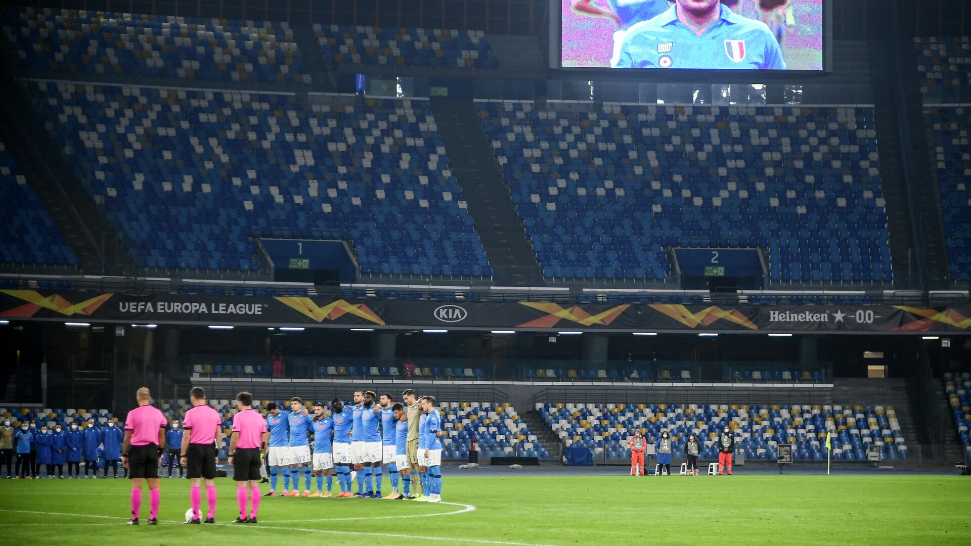A screen displays a photo of late Argentinian football legend Diego Maradona as players hold a minute of silence in homage to Maradona prior to the UEFA Europe League Group F football match Napoli vs Rijeka on November 26, 2020 at the San Paolo stadium in Naples. - Maradona, widely remembered for his Hand of God goal against England in the 1986 World Cup quarter-finals, died on November 25, 2020 of a heart attack at his home near Buenos Aires in Argentina, while recovering from surgery to remove a blood clot on his brain. (Photo by Filippo MONTEFORTE / AFP) - РИА Новости, 1920, 26.11.2020
