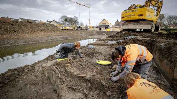 Археологи работают на месте массового захоронения, предположительно периода средневековья, в городе Вианен, Нидерланды