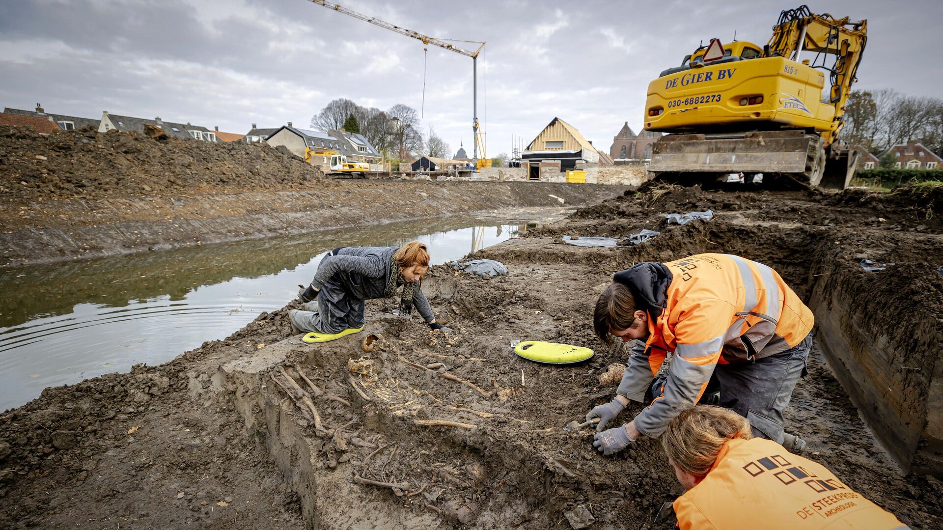 Археологи работают на месте массового захоронения, предположительно периода средневековья, в городе Вианен, Нидерланды - РИА Новости, 1920, 27.11.2020