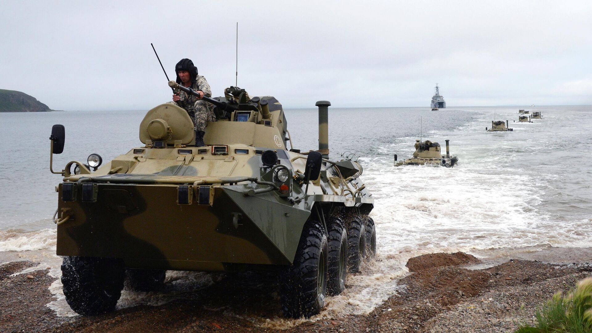 Тренировка роты морской пехоты на новых бронетранспортерах БТР-82А во Владивостоке - РИА Новости, 1920, 30.03.2021