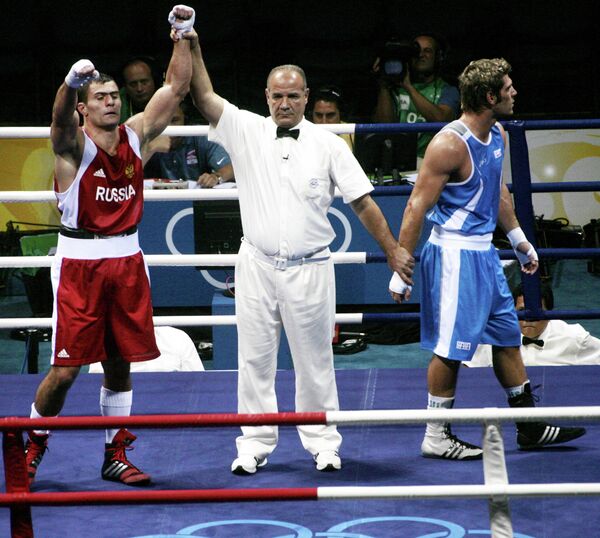 Российский боксер Рахим Чахкиев (слева) после победы в финале Олимпийских игр в Пекине