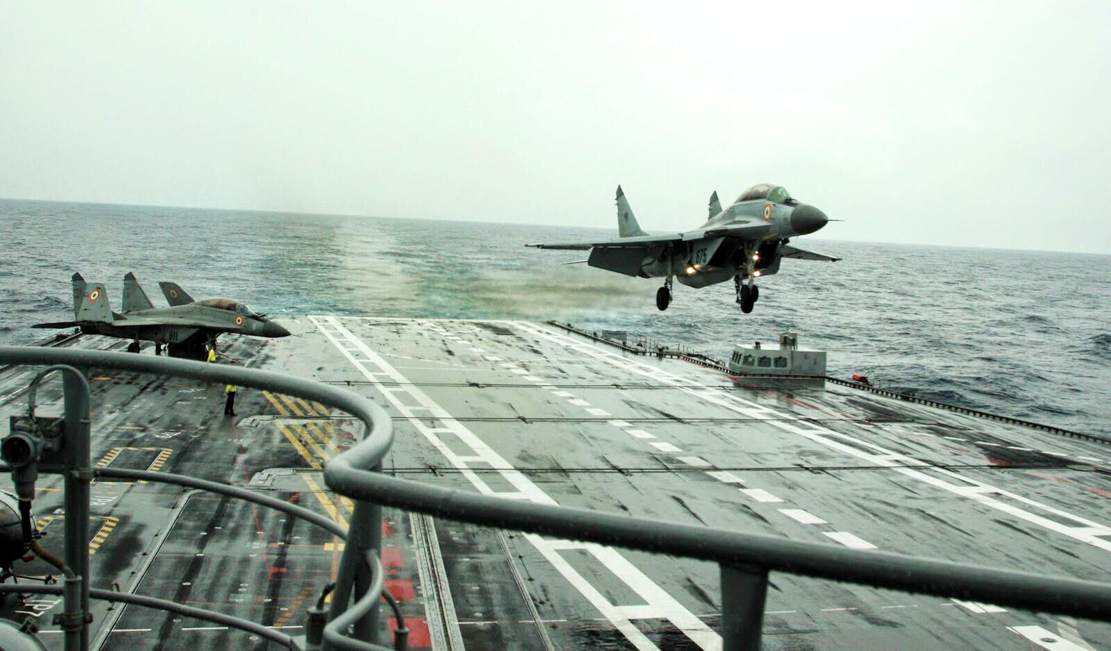 Cамолет Военно-морских сил Индии МиГ-29К приземляется на авианосец Викрамадитья - РИА Новости, 1920, 30.04.2025