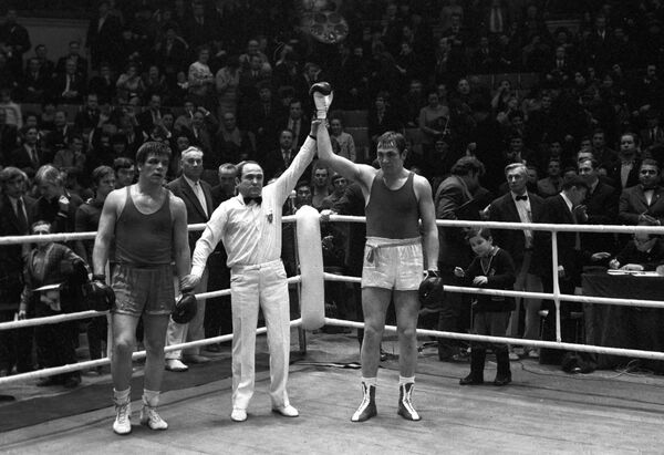 Абсолютный чемпион Советского Союза по боксу 1974 года Евгений Горстков (справа)