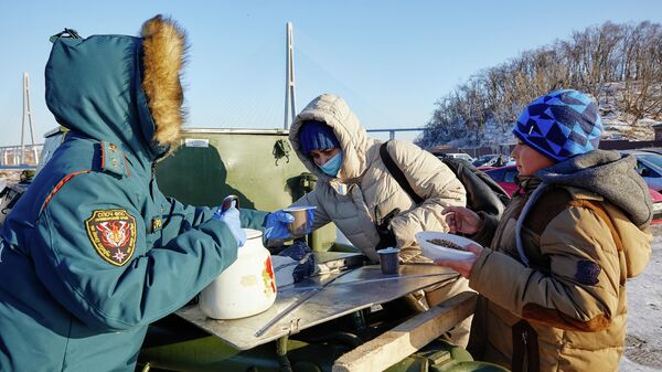 Местные жители на полевой кухне на острове Русский во Владивостоке
