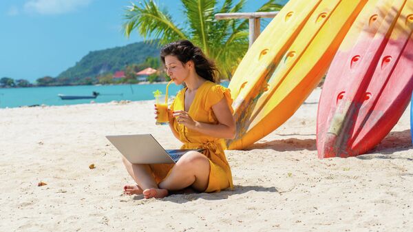Девушка с ноутбуком на пляже