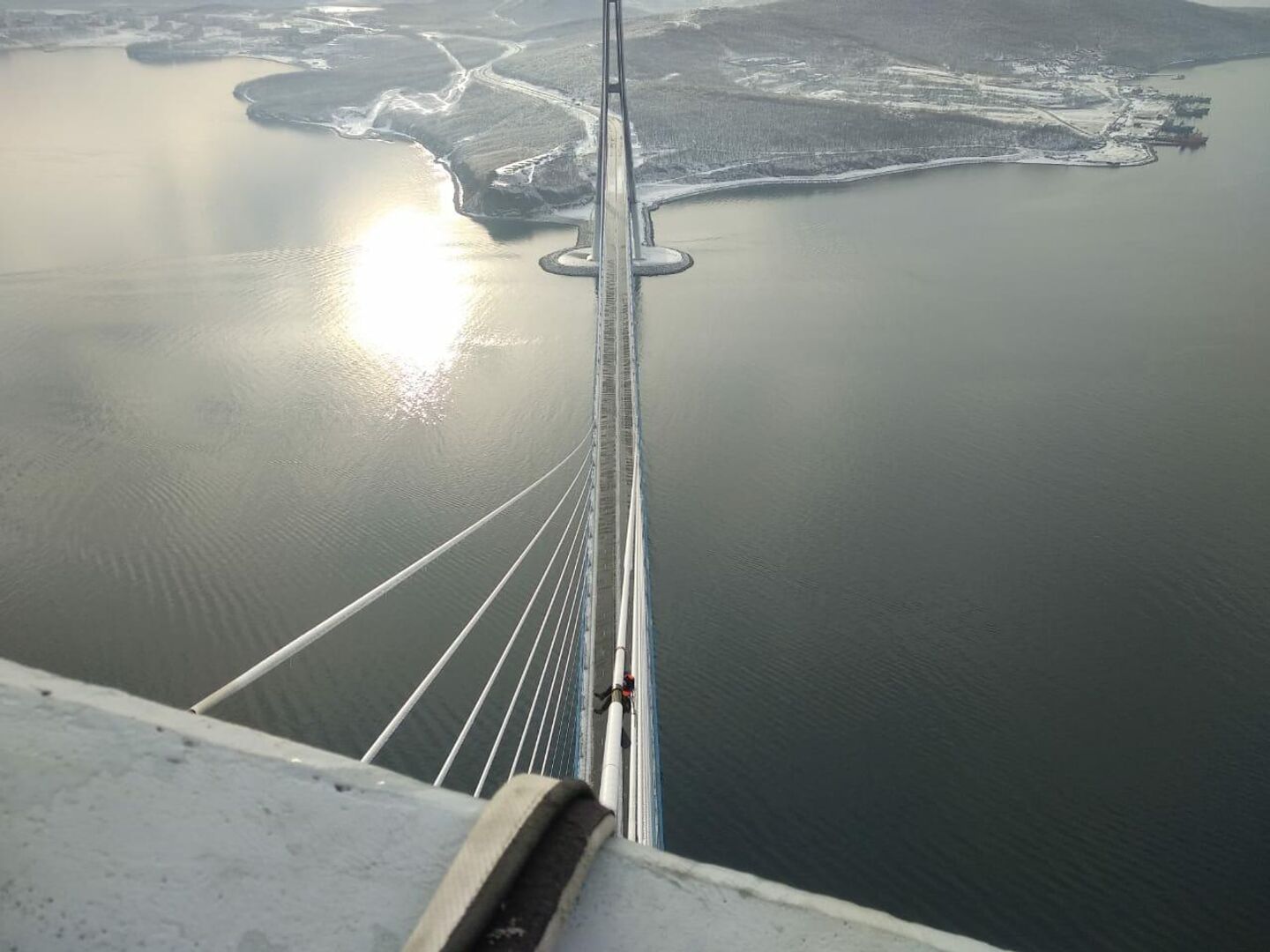 Вантовый мост Владивосток обледенел