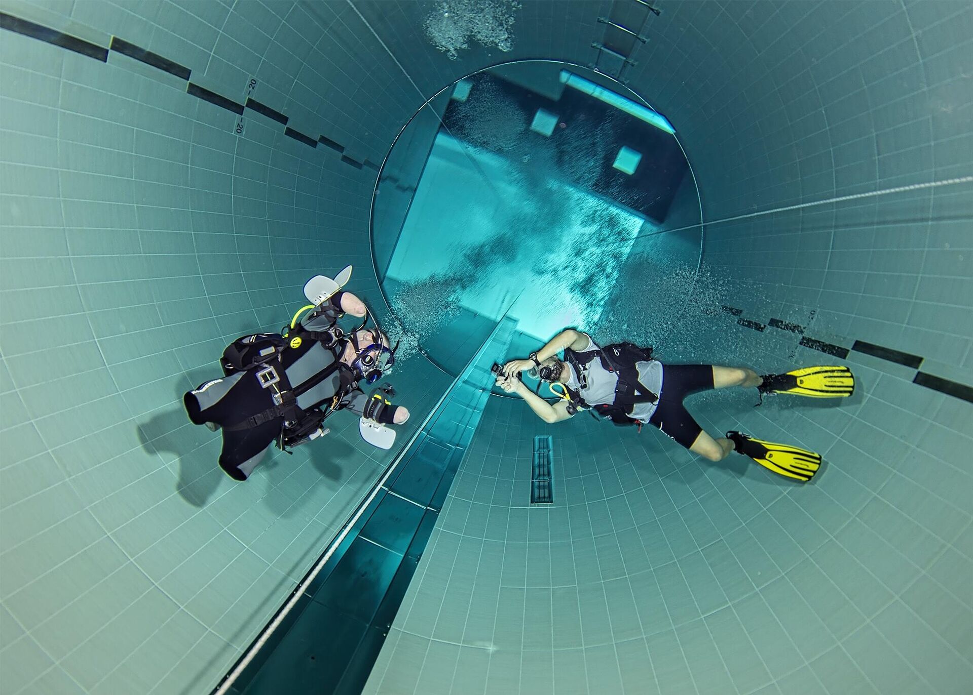 Дмитрий спускается в бассейн Y-40 - самый глубокий в мире Дмитрий спускается в бассейн Y-40 - самый глубокий в мире - РИА Новости, 1920, 27.11.2020