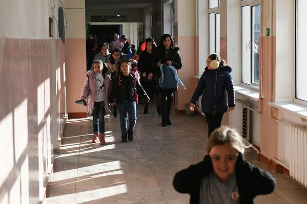 Дети в открывшейся школе в Степанакерте