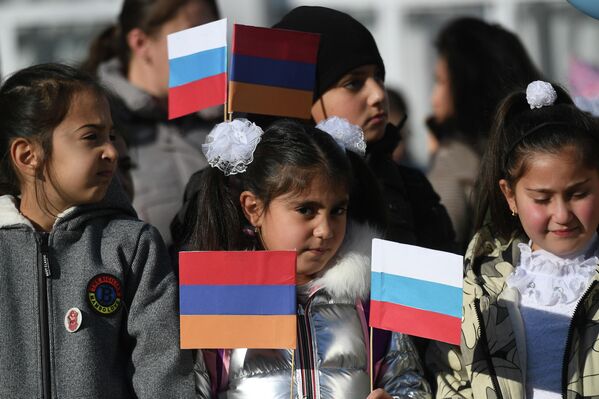 Дети на открытии школы в Степанакерте