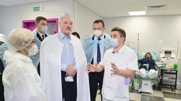 Президент Белоруссии Александр Лукашенко во время посещения Городского центра трансфузиологии на базе 6-й городской  больницы Минска