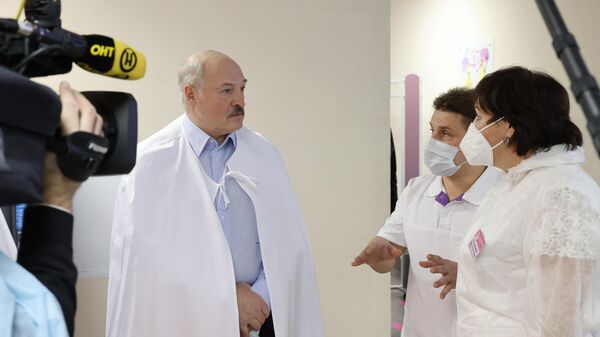 Президент Белоруссии Александр Лукашенко во время посещения Городского центра трансфузиологии на базе 6-й городской  больницы Минска