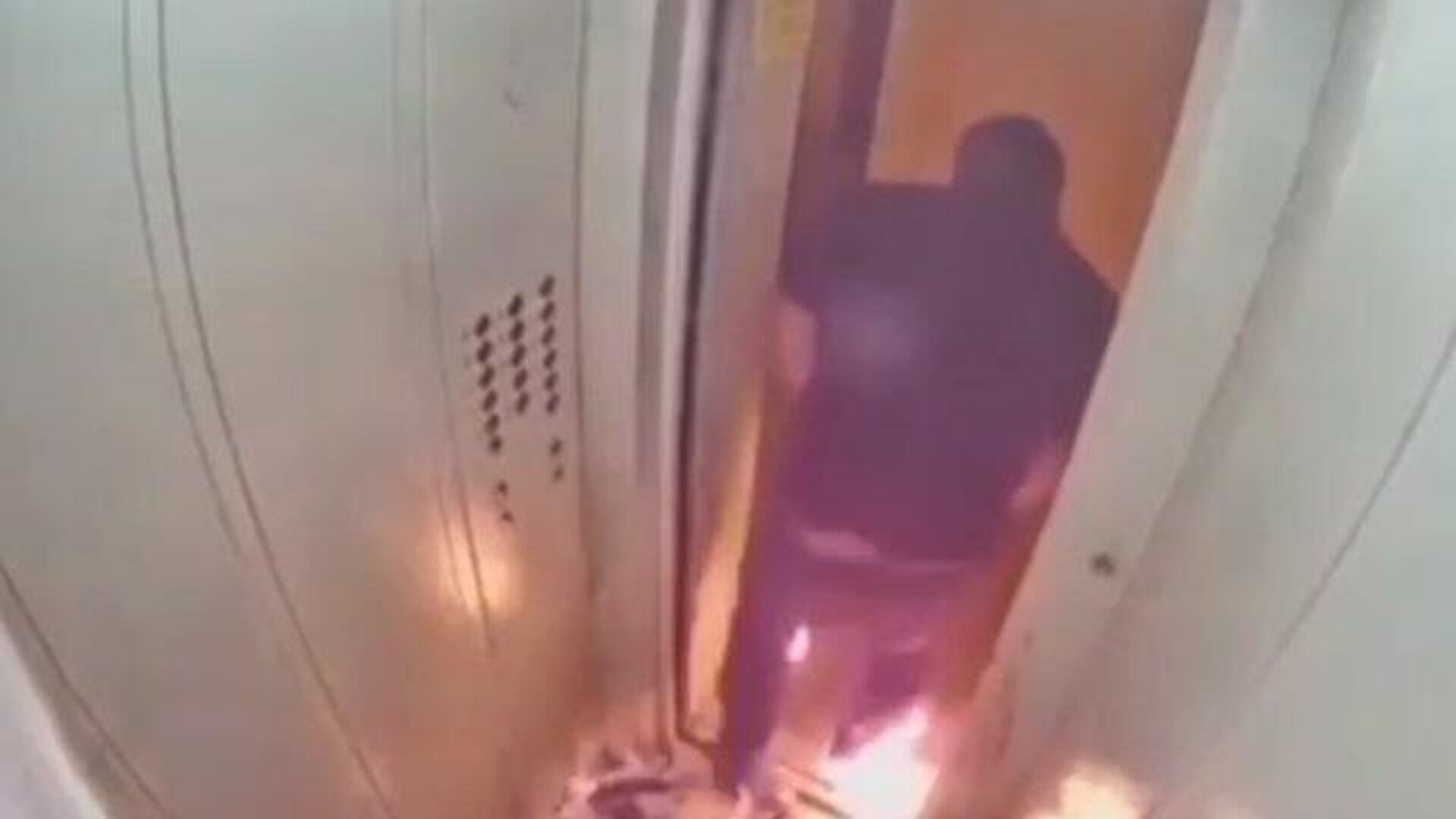 “Перекур в лифте“: житель Оренбурга чуть не сгорел при поджоге воспламеняющейся жидкости - РИА Новости, 1920, 27.11.2020