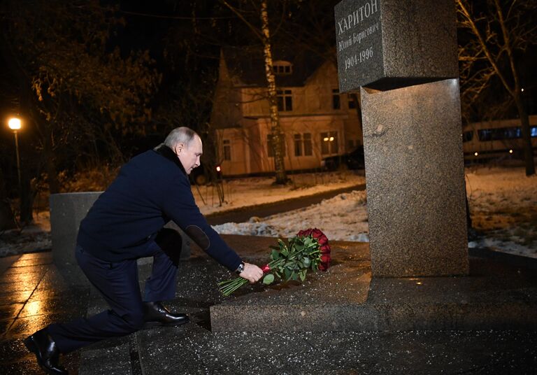 Президент РФ Владимир Путин во время возложения цветов к памятнику первому научному руководителю РФЯЦ-ВНИИЭФ Ю.Б. Харитону в Сарове в ходе рабочей поездки в Нижегородскую область Президент РФ Владимир Путин во время возложения цветов к памятнику первому научному руководителю РФЯЦ-ВНИИЭФ Ю.Б. Харитону в Сарове в ходе рабочей поездки в Нижегородскую область
