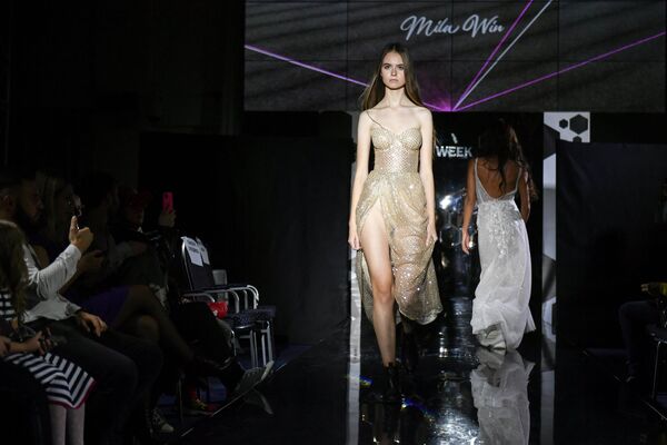Модель демонстрирует одежду из коллекции бренда Mila Win в рамках Крымской недели моды в отеле Palmira Palace