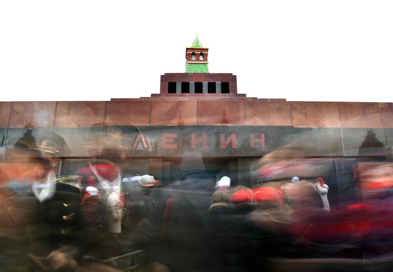 Участники церемонии возложения цветов к Мавзолею В. И. Ленина на Красной площади в честь 103-й годовщины Великого Октября Участники церемонии возложения цветов к Мавзолею В. И. Ленина на Красной площади в честь 103-й годовщины Великого Октября