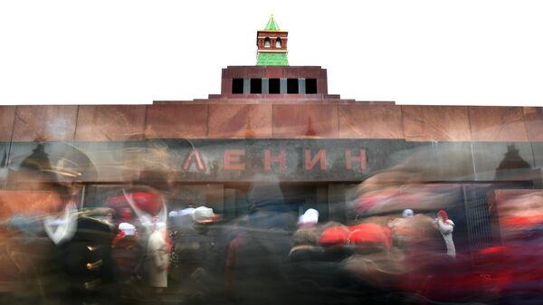 Участники церемонии возложения цветов к Мавзолею В. И. Ленина на Красной площади в честь 103-й годовщины Великого Октября