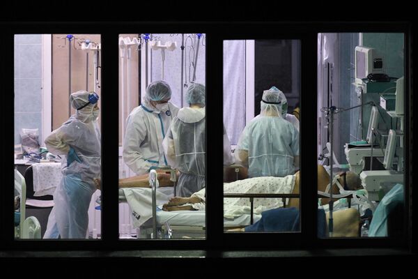 Медицинские работники в отделении интенсивной терапии инфекционного отделения городской клинической больницы №25 в Новосибирске
