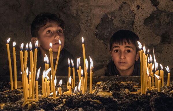 Подростки в монастыре Дадиванк в Кельбаджарском районе Нагорного Карабаха
