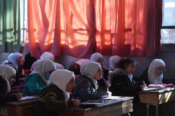 Дети в школе имени Набиля Юниса в Дамаске во время ее посещения первым заместителем министра просвещения РФ Дмитрием Глушко