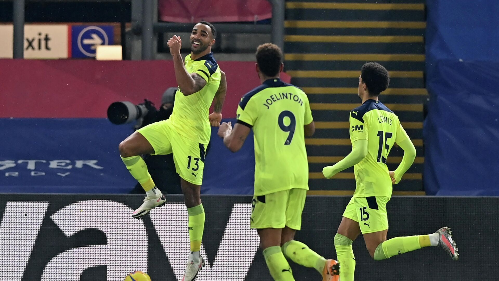 Newcastle United's English striker Callum Wilson (L) celebrates with teammates atfer scoring the opening goal of during the English Premier League football match between Crystal Palace and Newcastle United at Selhurst Park in south London on November 27, 2020. - Newcastle won the game 2-0. (Photo by DANIEL LEAL-OLIVAS / POOL / AFP) / RESTRICTED TO EDITORIAL USE. No use with unauthorized audio, video, data, fixture lists, club/league logos or 'live' services. Online in-match use limited to 120 images. An additional 40 images may be used in extra time. No video emulation. Social media in-match use limited to 120 images. An additional 40 images may be used in extra time. No use in betting publications, games or single club/league/player publications. /  - РИА Новости, 1920, 28.11.2020