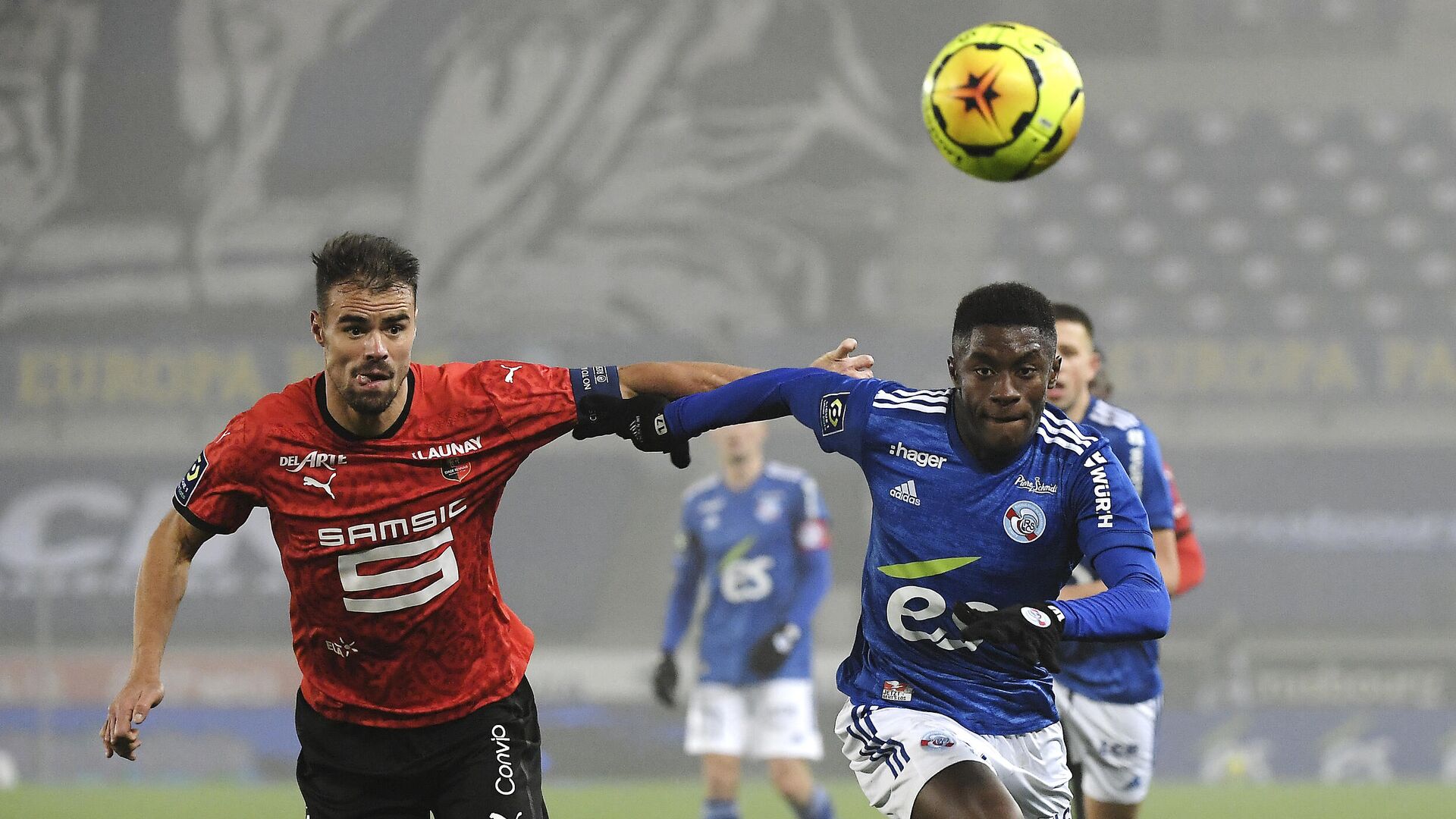 Strasbourg's French midfielder Jeanricner Bellegarde (R) fights for the ball with Rennes' French defender Damien Da Silva during the French L1 football match between Strasbourg (RCSA) and Stade Rennais (SR) at the Meinau stadium in Strasbourg, eastern France, on November 27, 2020. (Photo by FREDERICK FLORIN / AFP) - РИА Новости, 1920, 28.11.2020