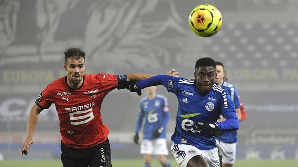 Strasbourg's French midfielder Jeanricner Bellegarde (R) fights for the ball with Rennes' French defender Damien Da Silva during the French L1 football match between Strasbourg (RCSA) and Stade Rennais (SR) at the Meinau stadium in Strasbourg, eastern France, on November 27, 2020. (Photo by FREDERICK FLORIN / AFP)