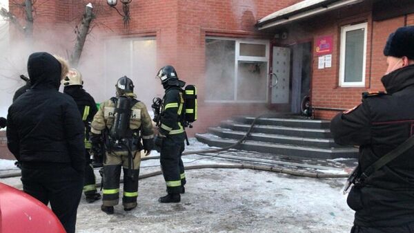 Сотрудники МЧС на месте пожара в Новосибирске