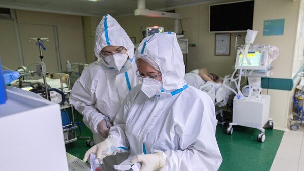 Медицинские работники и пациенты в отделении реанимации и интенсивной терапии в госпитале COVID-19 в городской клинической больнице № 52 в Москве