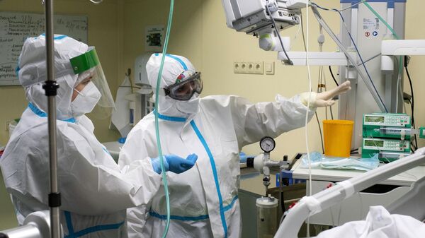 Медицинские работники в отделении реанимации и интенсивной терапии в госпитале COVID-19 в городской клинической больнице № 52 в Москве. 