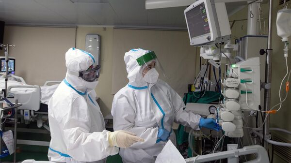 Медицинские работники в отделении реанимации и интенсивной терапии в госпитале COVID-19 в городской клинической больнице № 52 в Москве