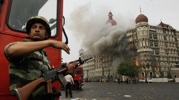 Индийский военный возле отеля Taj Hotel в Мумбаи, на который было совершено нападение