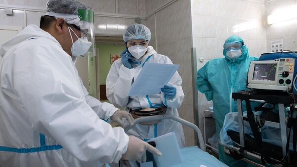 Медицинские работники в приемном отделении госпиталя COVID-19