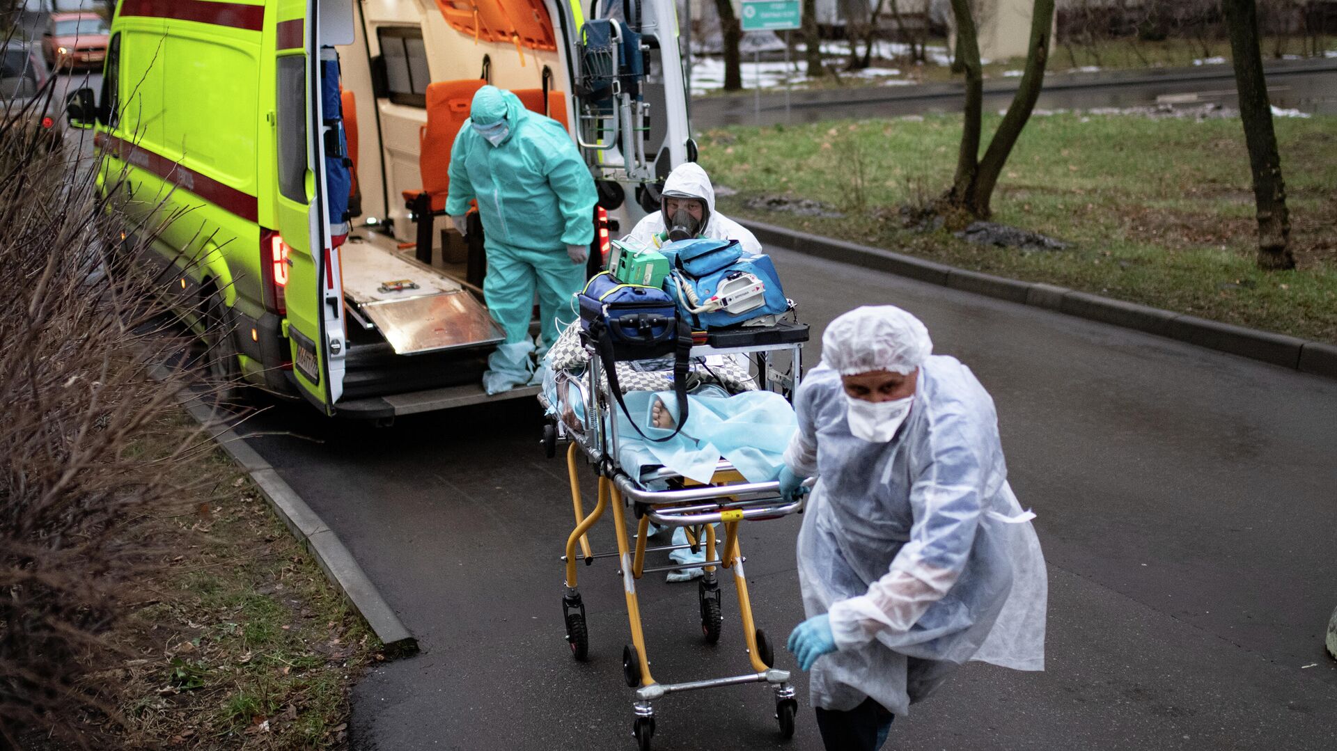 Медицинские работники доставляют пациента из машины скорой помощи в приемное отделение госпиталя COVID-19 в городской клинической больнице № 52 в Москве - РИА Новости, 1920, 02.12.2020