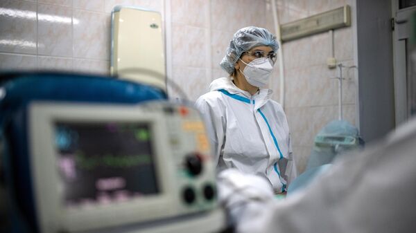 Медицинский работник  в отделении реанимации и интенсивной терапии в госпитале COVID-19 в городской клинической больнице № 52 в Москве