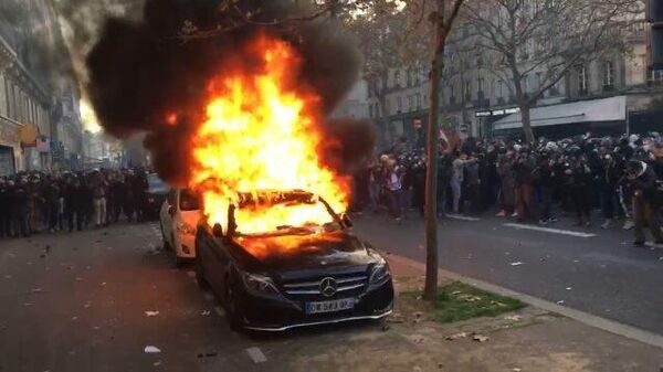 Париж в огне: протестующие поджигают машины и жгут файеры