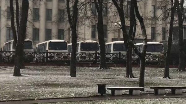 Спецтехника, металлические ограждения и автобусы с силовиками в центре Минска