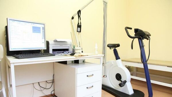 Велоэргометр для реабилитации пациентов с заболеваниями сердца, установленный в кардиологическом отделении больницы №23 города Ялуторовска Тюменской области