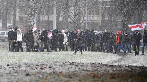 Участники несанкционированной акции протеста Марш соседей в Минске