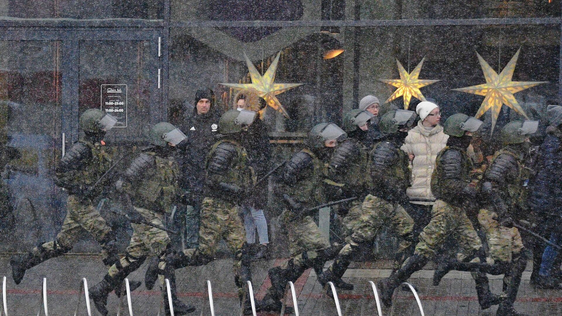 Сотрудники правоохранительных органов во время несанкционированной акции протеста Марш соседей в Минске - РИА Новости, 1920, 16.02.2021