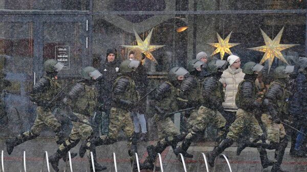 Сотрудники правоохранительных органов во время несанкционированной акции протеста Марш соседей в Минске