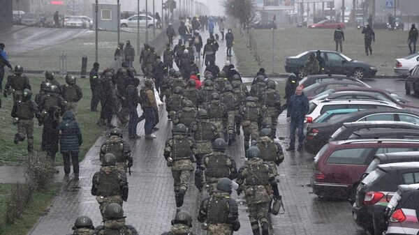 Сотрудники правоохранительных органов во время несанкционированной акции протеста Марш соседей в Минске